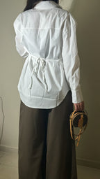 Chemise à épaulettes et réglable